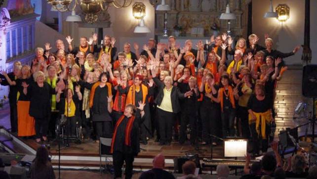 Temperamentvoll: Birthe Ley-Thming, hier vor dem Chor Offbeat, leitete zum 18. Mal das Pop-und Gospelfestival in der Christkirche. 
